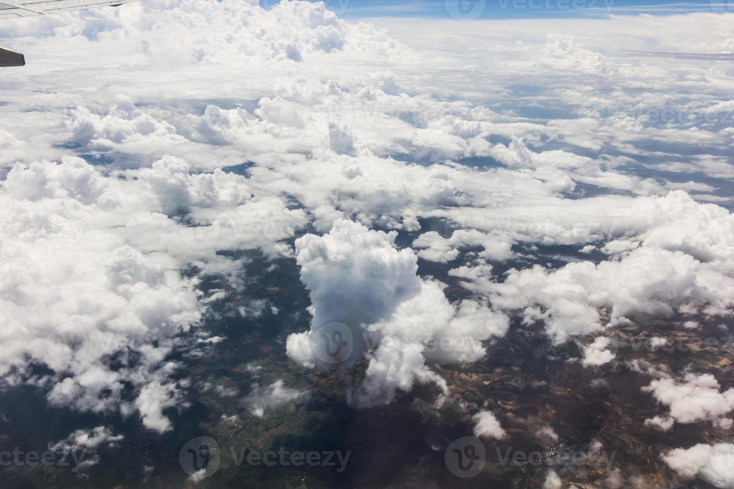 blå himmel med moln på flygplanet foto