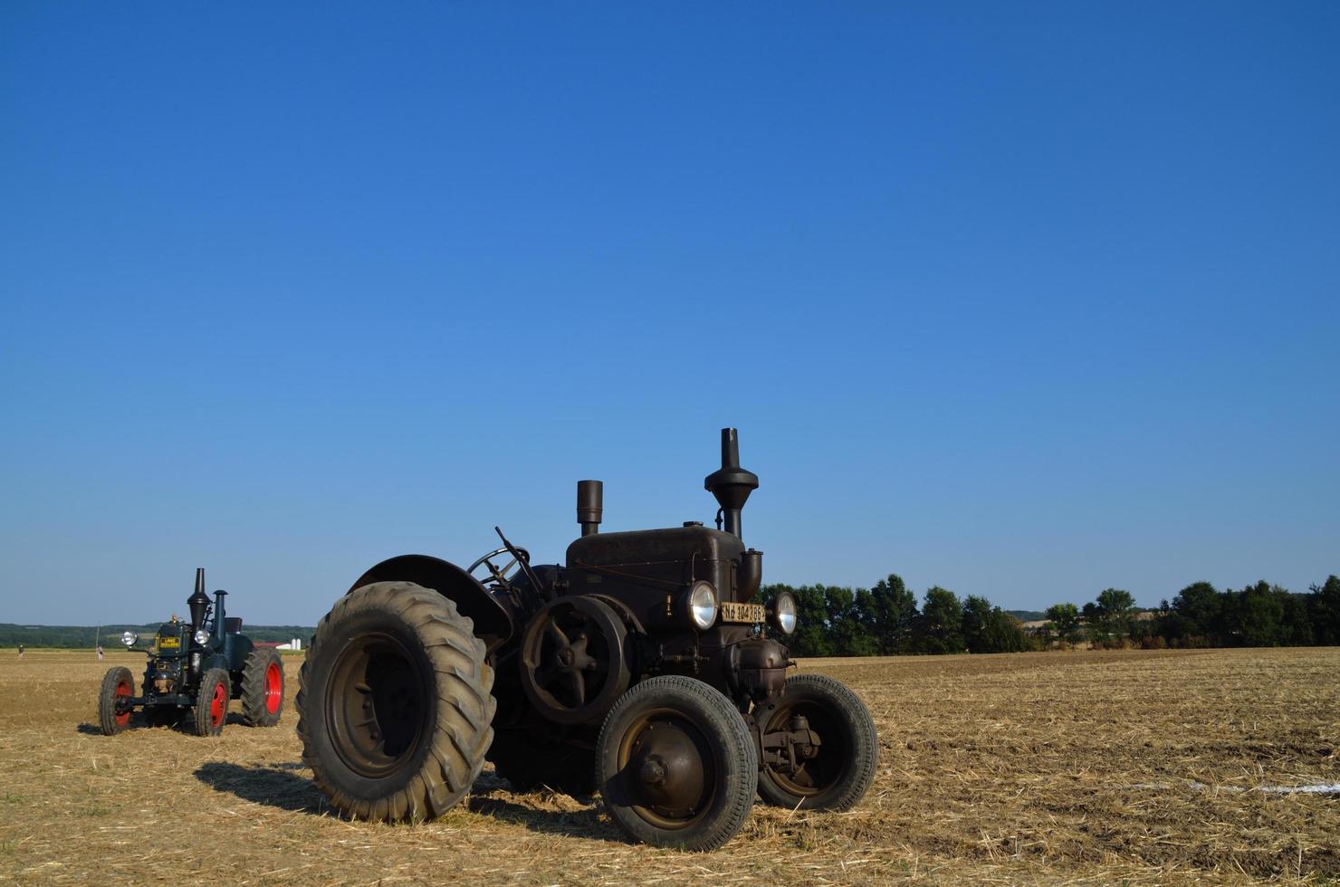 gammal traktor på fältet foto