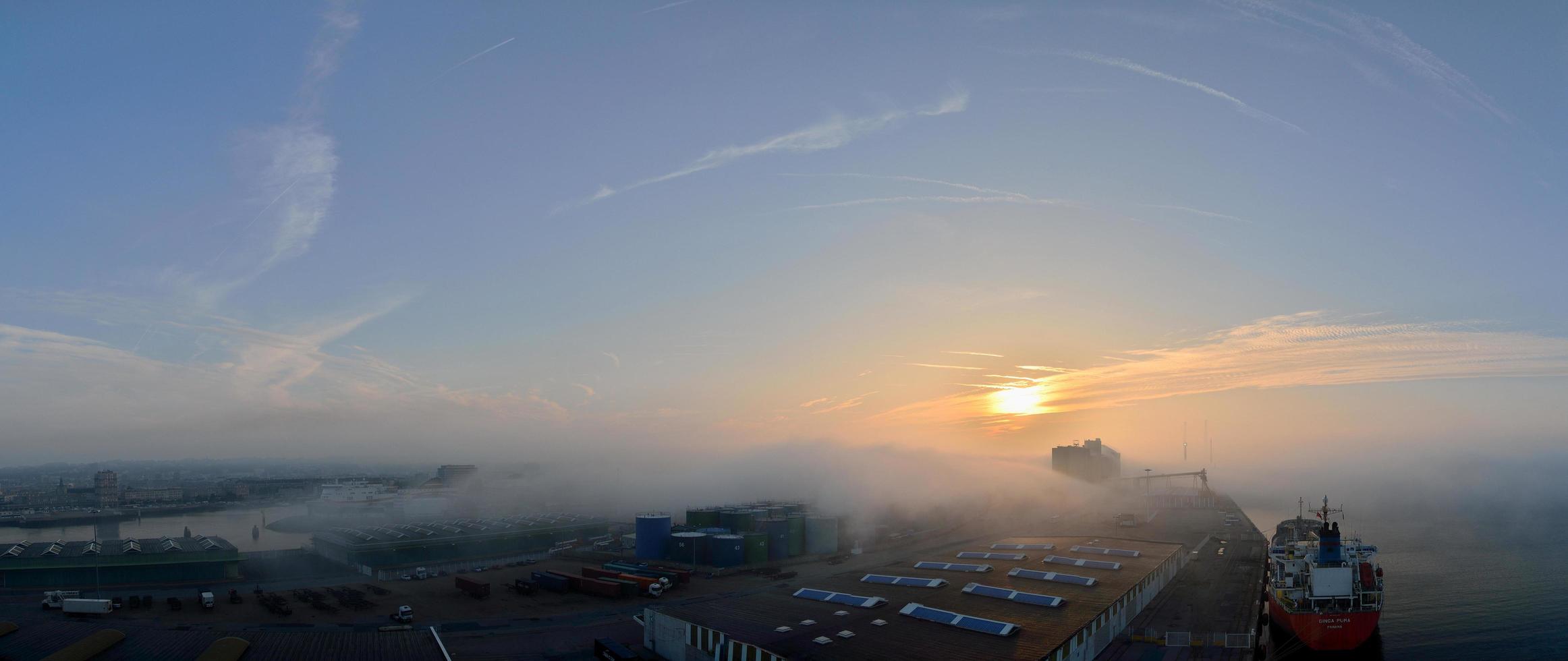 le havre med dimma och soluppgång panorama foto