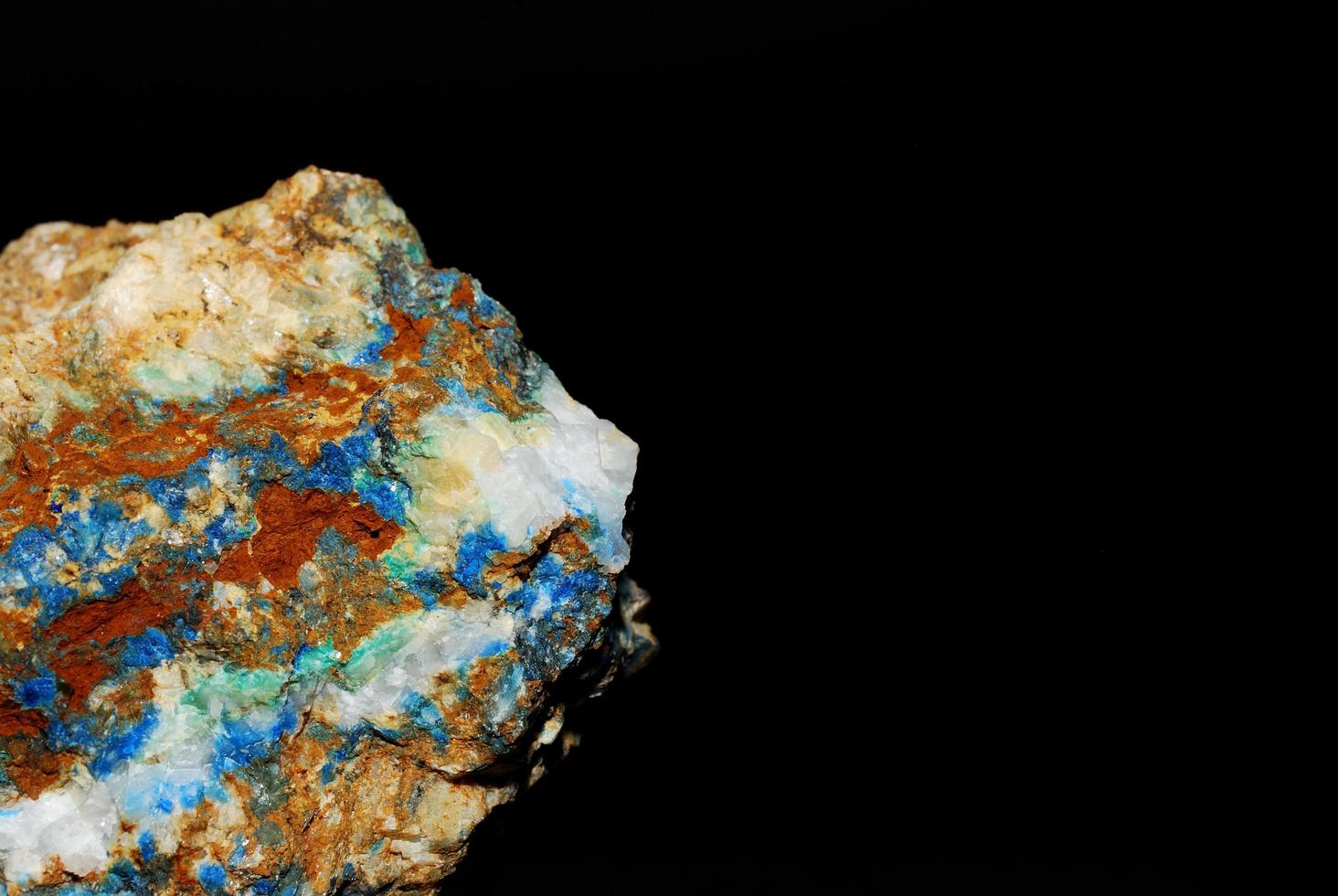 mineralerna azurit och malakit med magnsesitdetaljer foto