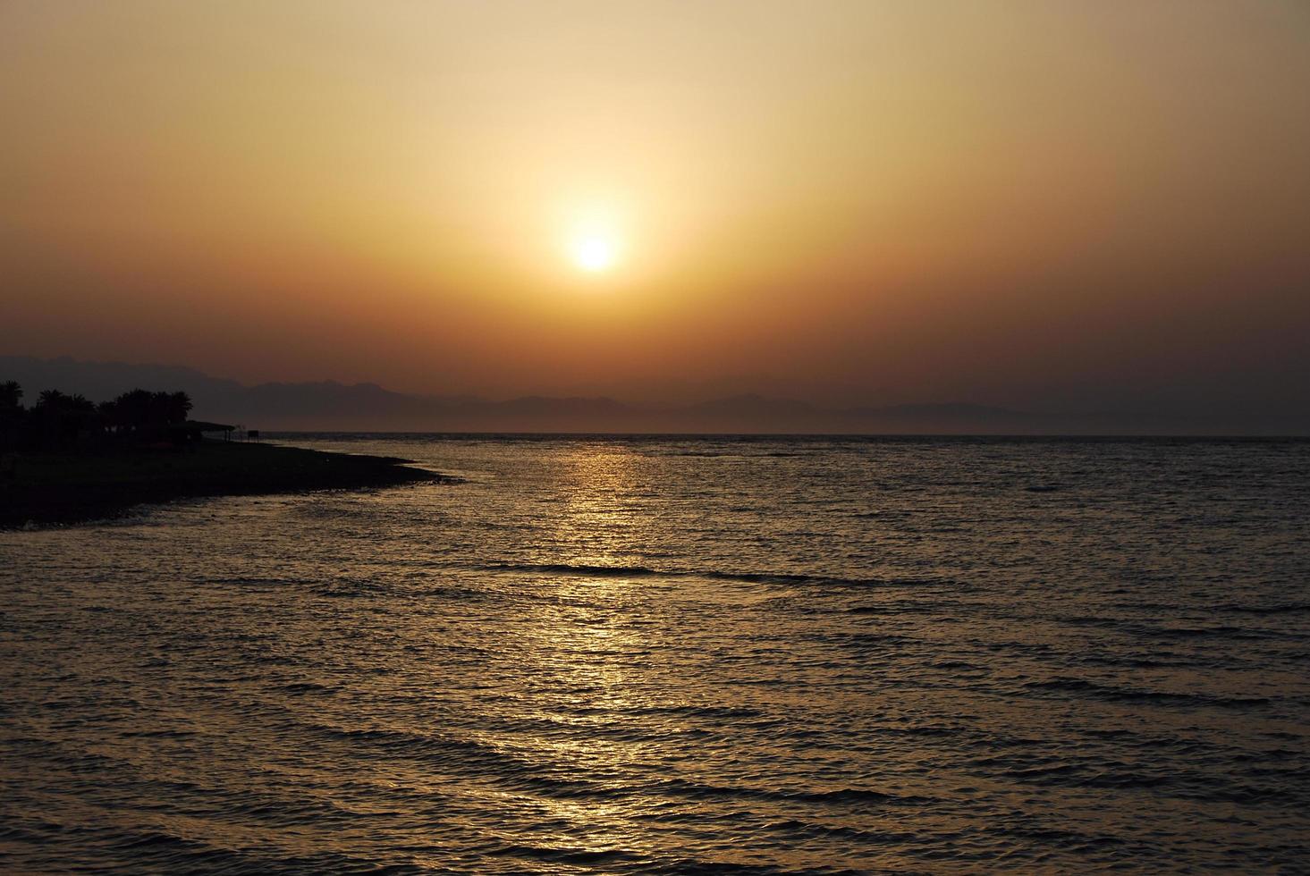 varm ljus soluppgång på havet foto