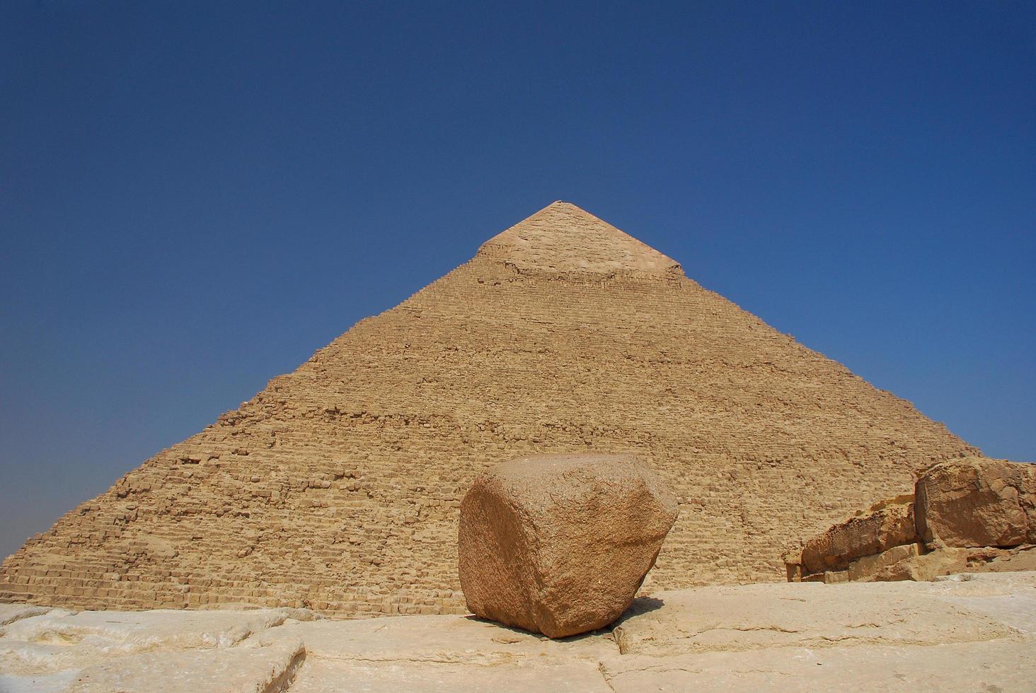 pyramid med himmel och sten foto