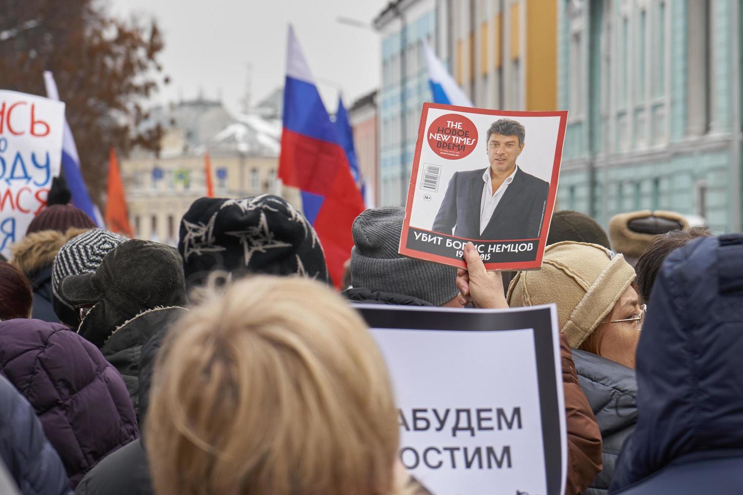 Moskva, Ryssland - 24 februari 2019. Människor som bär oppositionsmagasinet kallade nya tider med porträtt av boris nemtsov foto