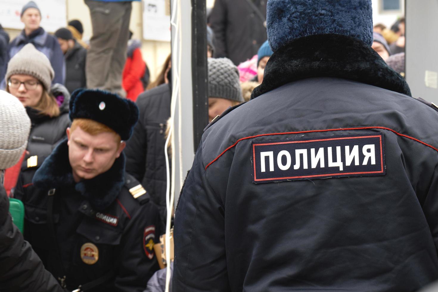 Moskva, Ryssland - 24 februari 2019. Polisen inspekterar människor som kommer till nemtsovs minnesmarsch foto