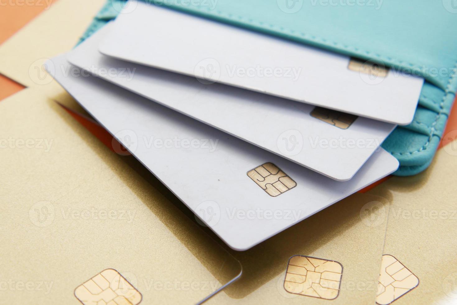 närbild av kreditkort i en plånbok på träbakgrund foto