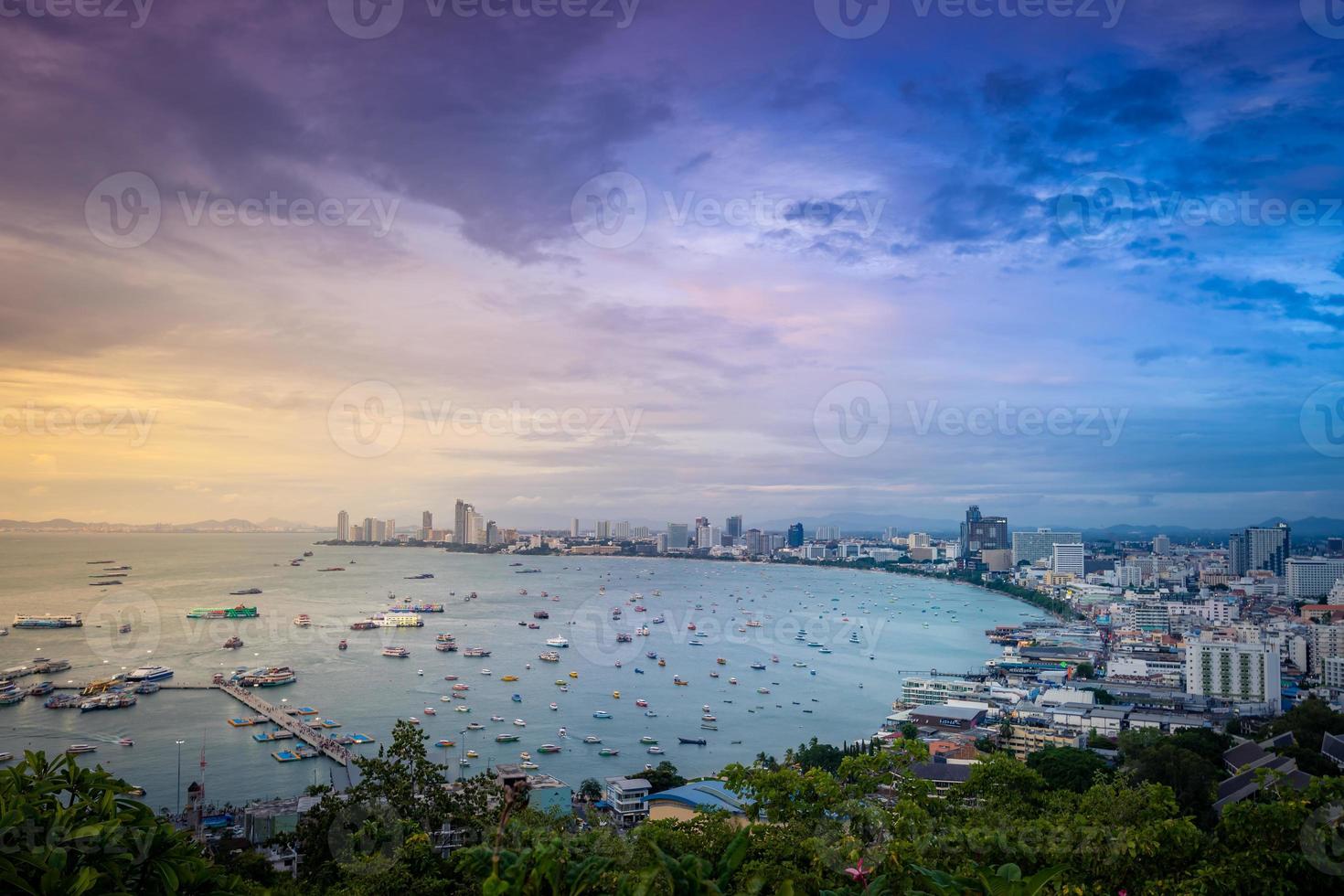 utsikt från pattaya city utsiktspunkt i kvällssolnedgången chonburi thailand. foto