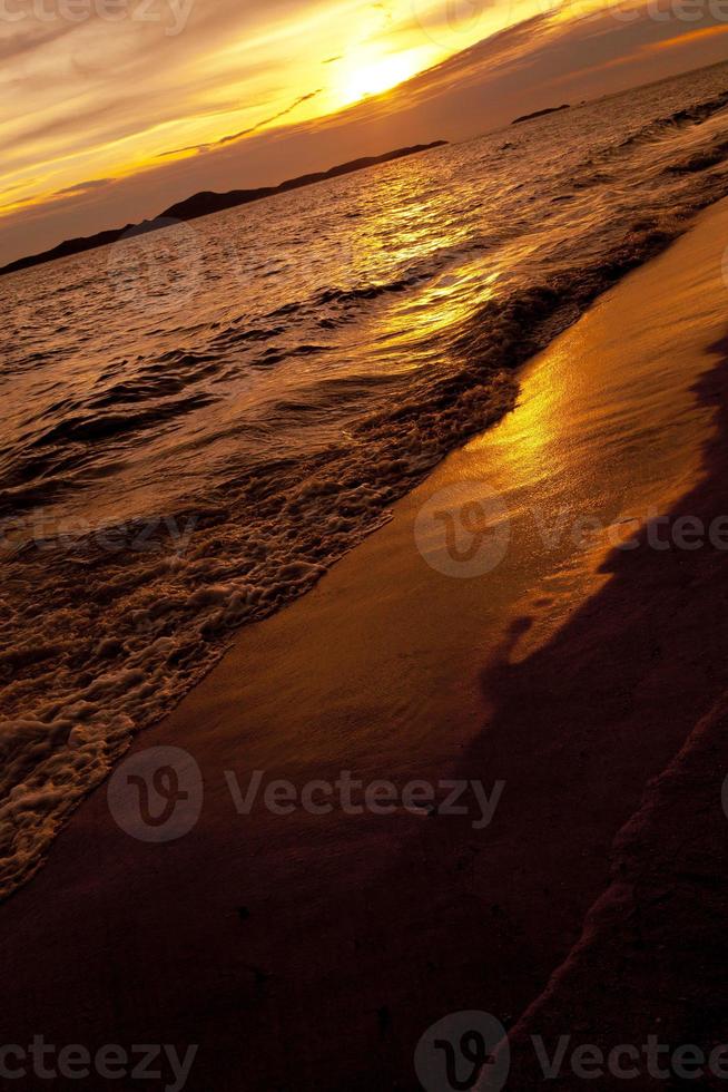 färgglad solnedgång över havet pataya beach thailand foto