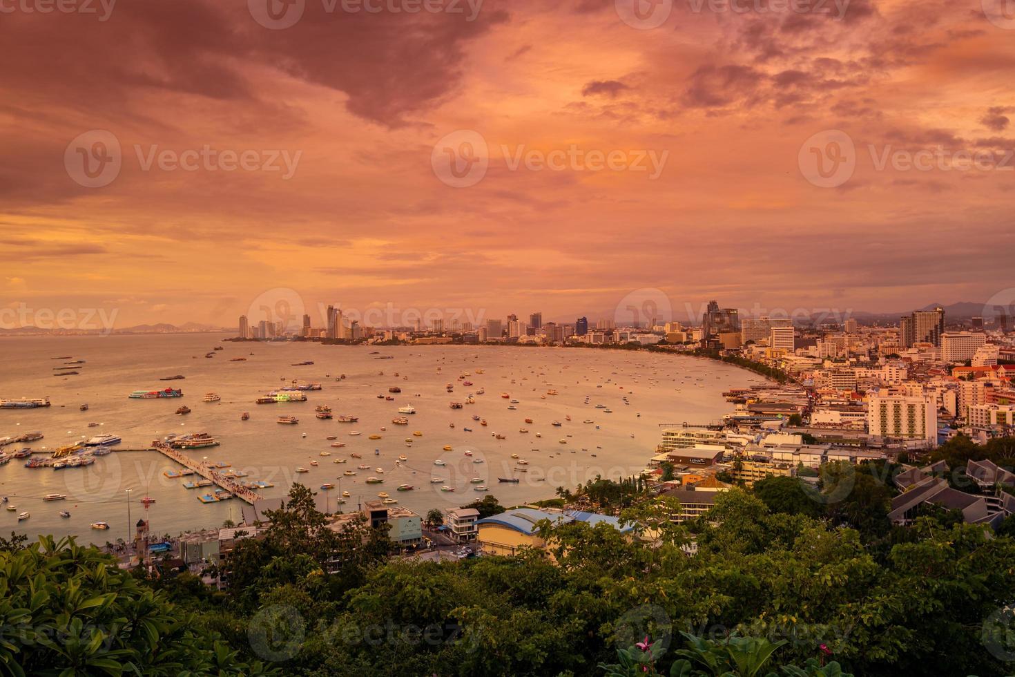 utsikt från pattaya city utsiktspunkt i kvällssolnedgången chonburi thailand. foto