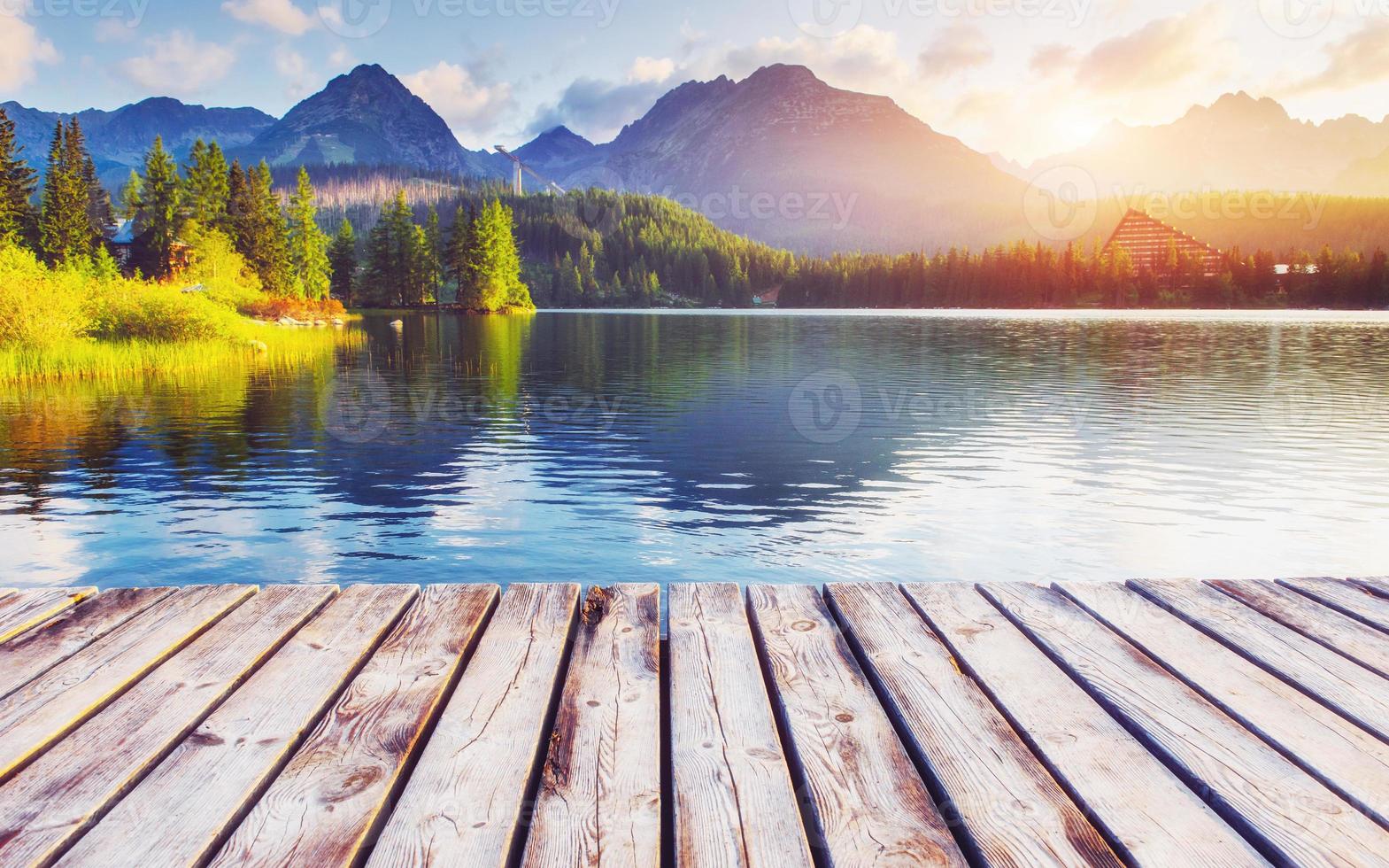 soluppgången över en sjö i parken höga tatras. shtrbske pleso, Slovakien foto