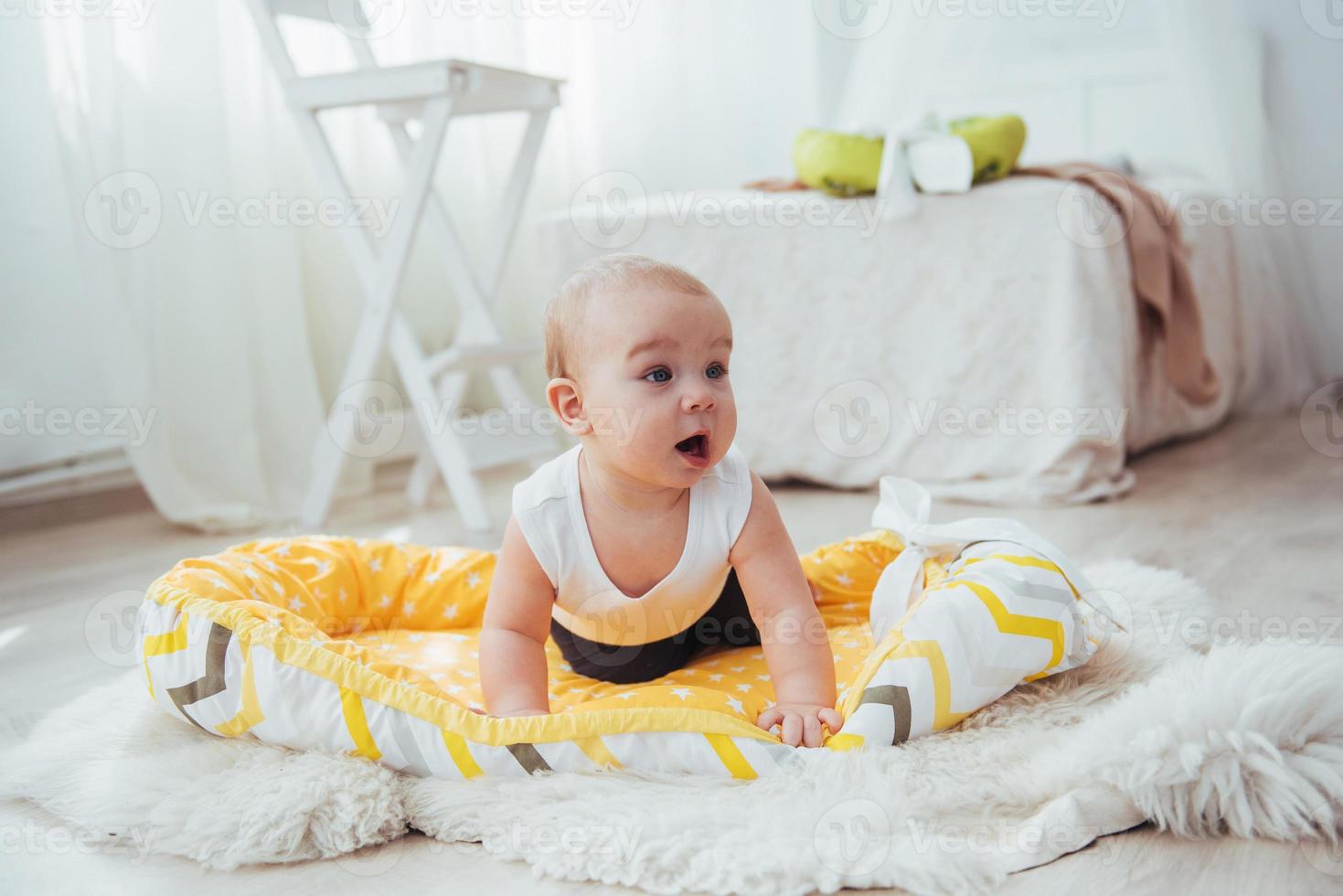 sängkläder för barn. bebisen sover i sängen. en frisk liten bebis strax efter födseln. foto