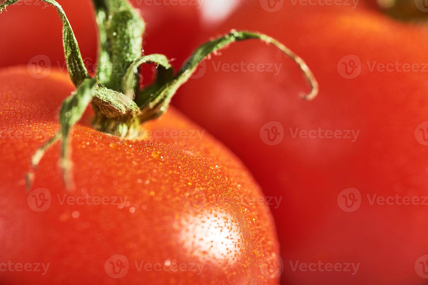 läckra tomater på en skärbräda foto