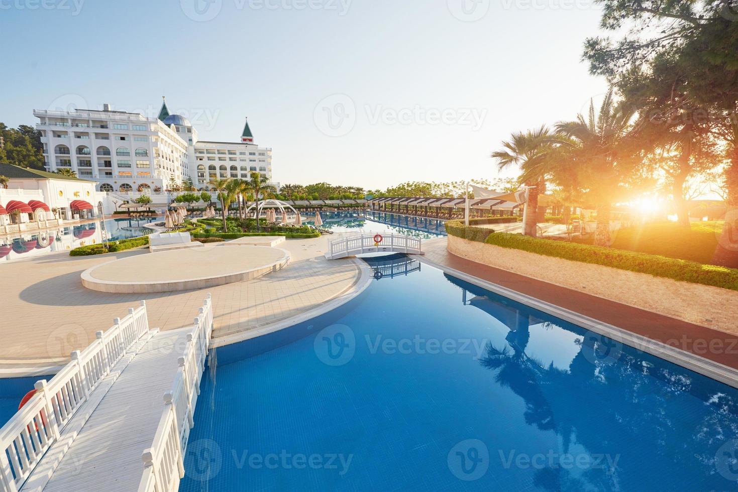 den populära semesterorten amara dolce vita lyxhotell. med pooler och vattenparker och rekreationsområde längs havskusten i Turkiet vid solnedgången. tekirova-kemer foto