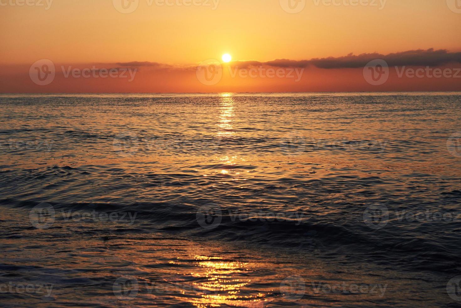 färgglad solnedgång över havet från kolliderande vågor. naturens sammansättning foto