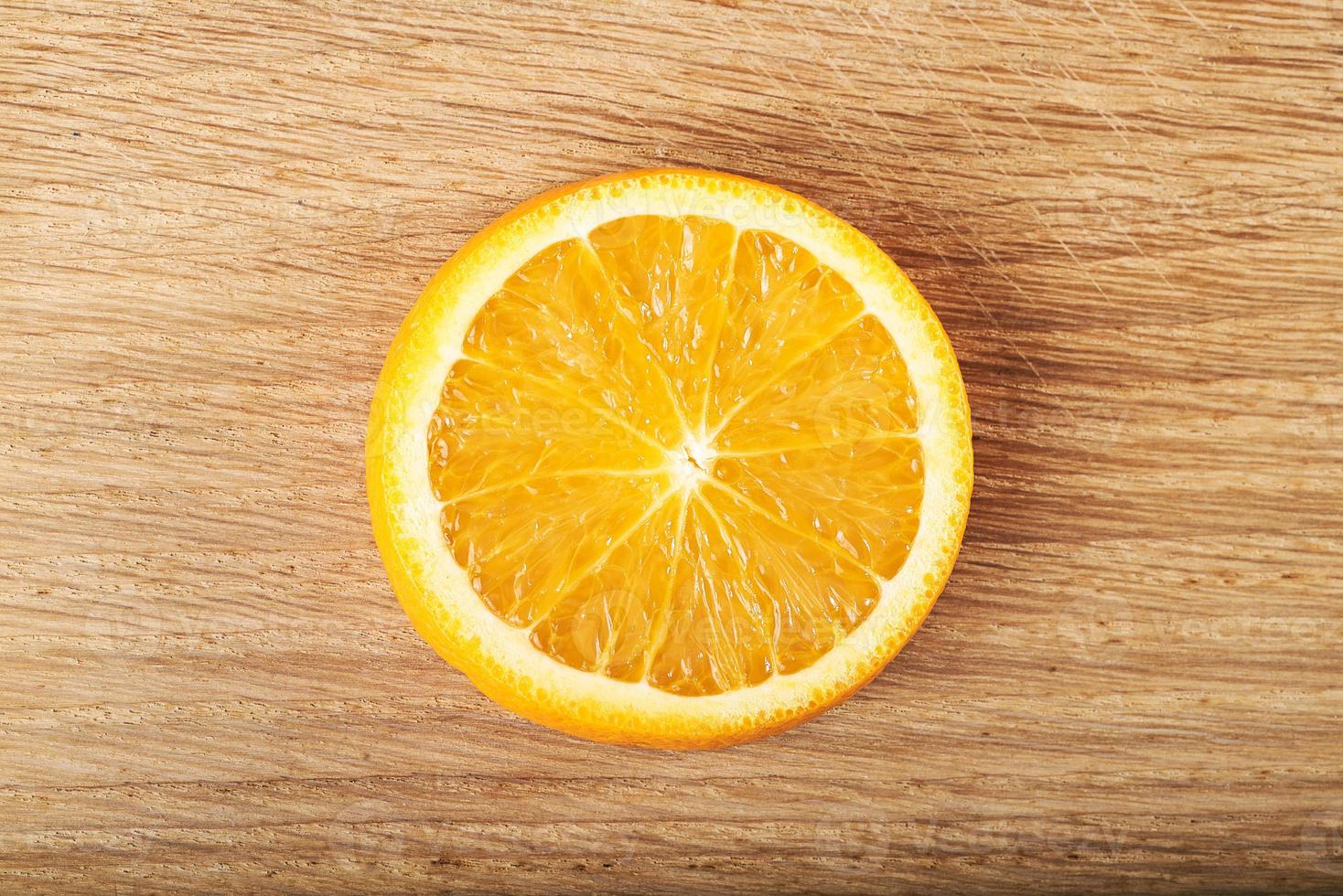 en citronskiva, isolerad på en träbakgrund foto
