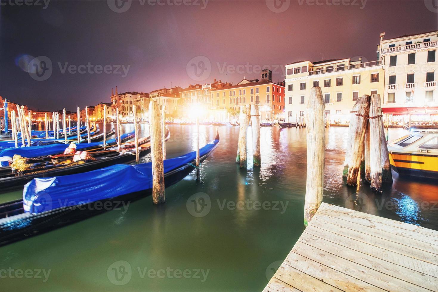 stadslandskap. rialtobron ponte di rialto i Venedig, Italien på natten. många turister som besöker stadens skönhet under hela året foto