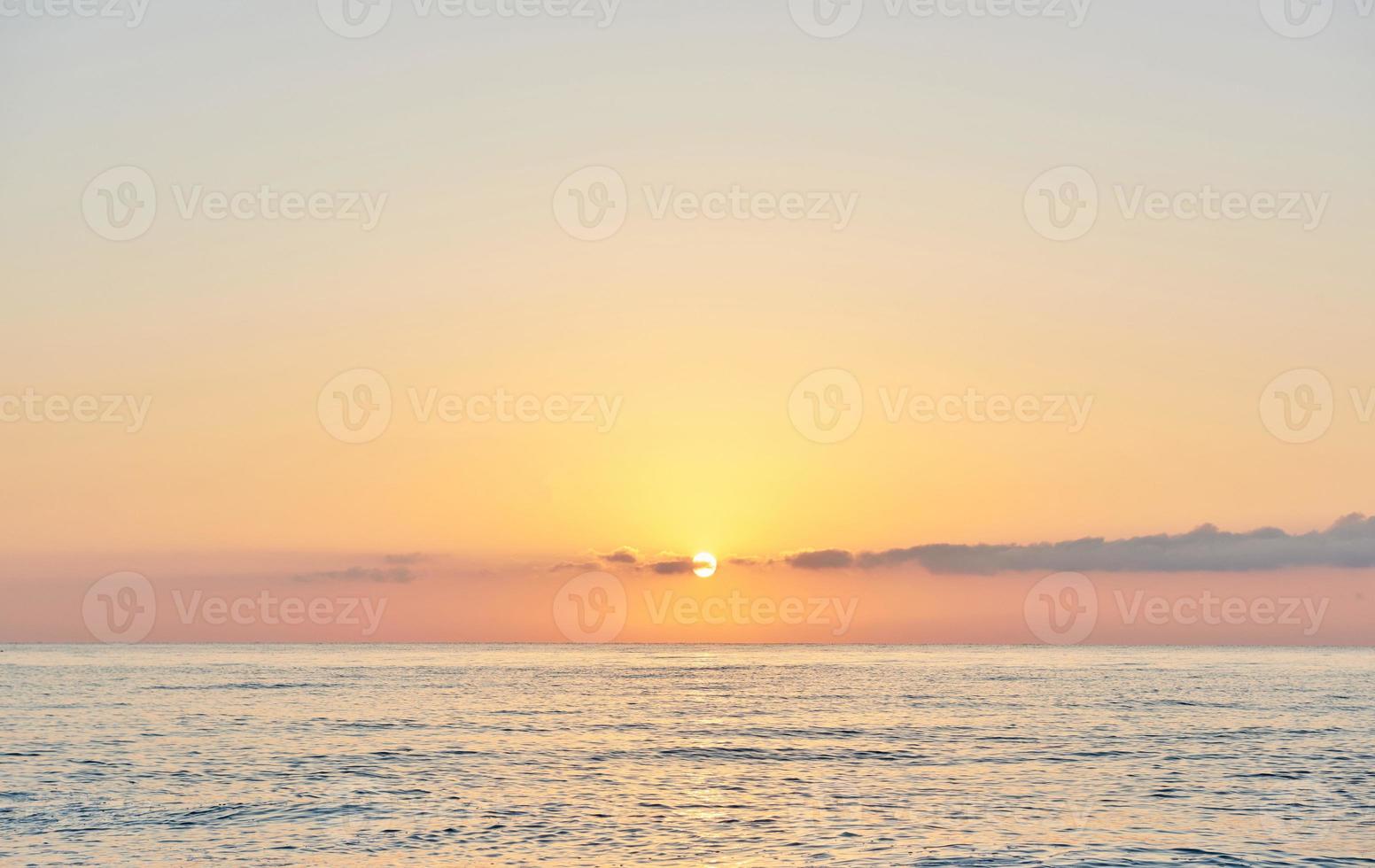 rosa himmel. dramatisk solnedgång och soluppgångshimlen foto