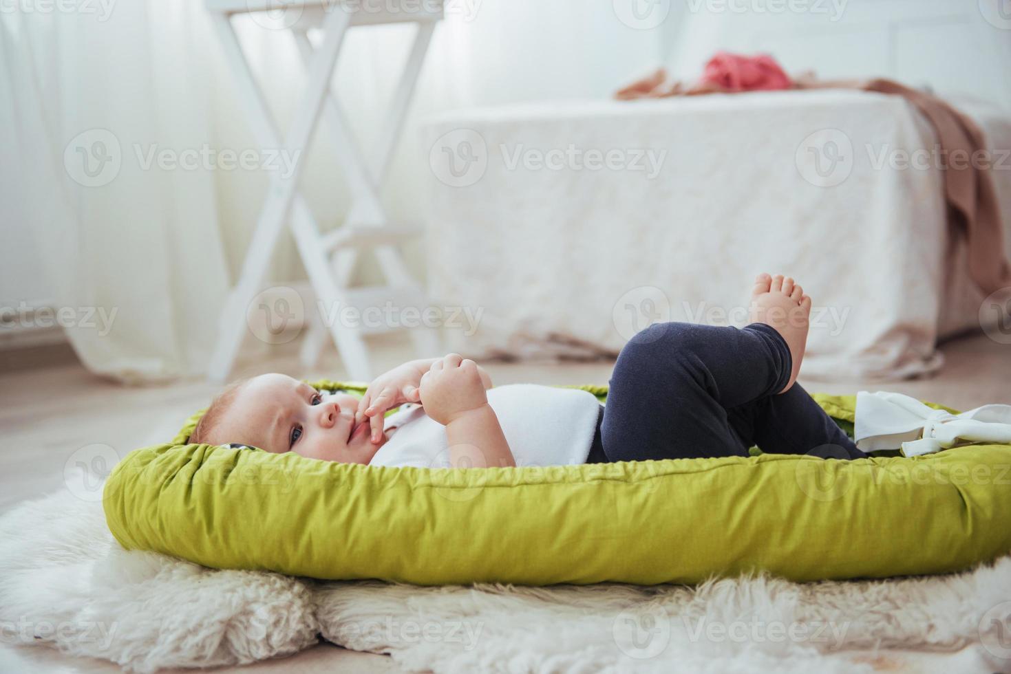 bebisen sover i sängen. en frisk liten bebis strax efter födseln. foto