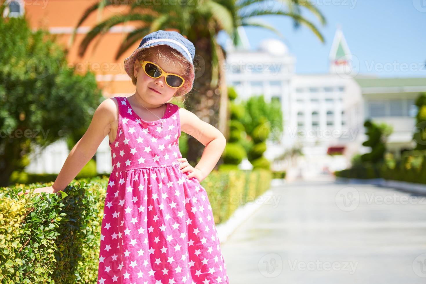 porträtt av ett lyckligt barn som bär solglasögon utomhus på sommardagen. amara dolce vita lyxhotell. tillflykt. tekirova-kemer. Kalkon. foto