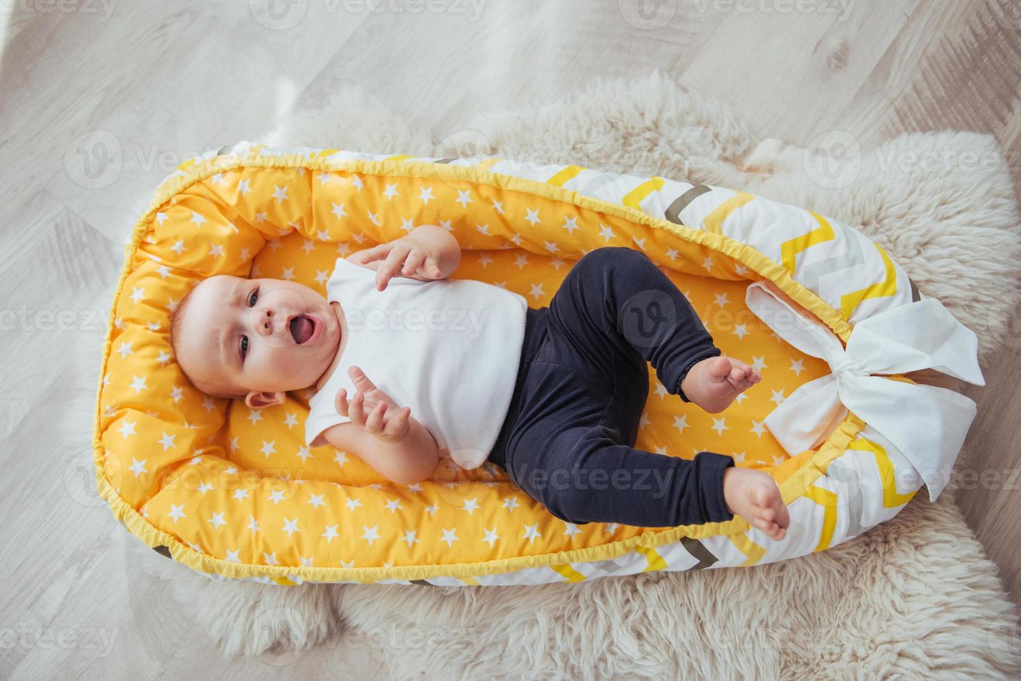 sängkläder för barn. bebisen sover i sängen. en frisk liten bebis strax efter födseln. foto