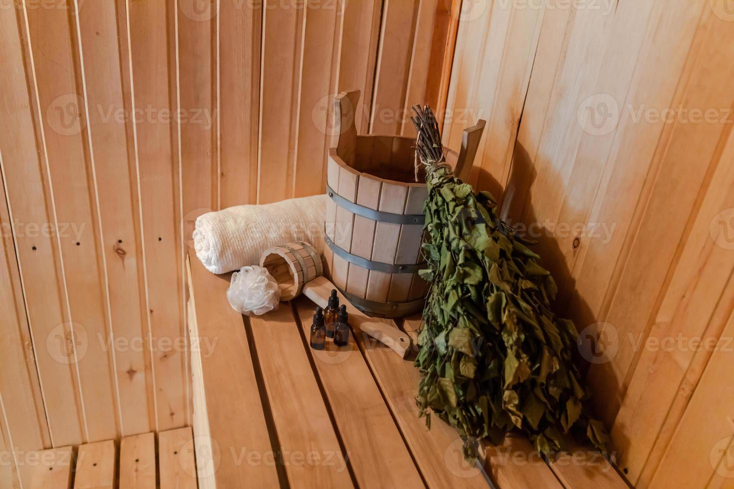 traditionella gamla ryska badhus spa koncept. inredningsdetaljer finsk bastu ångbastu med traditionella bastutillbehör set bassäng björk kvast handduk aromolja. koppla av country village bath koncept. foto