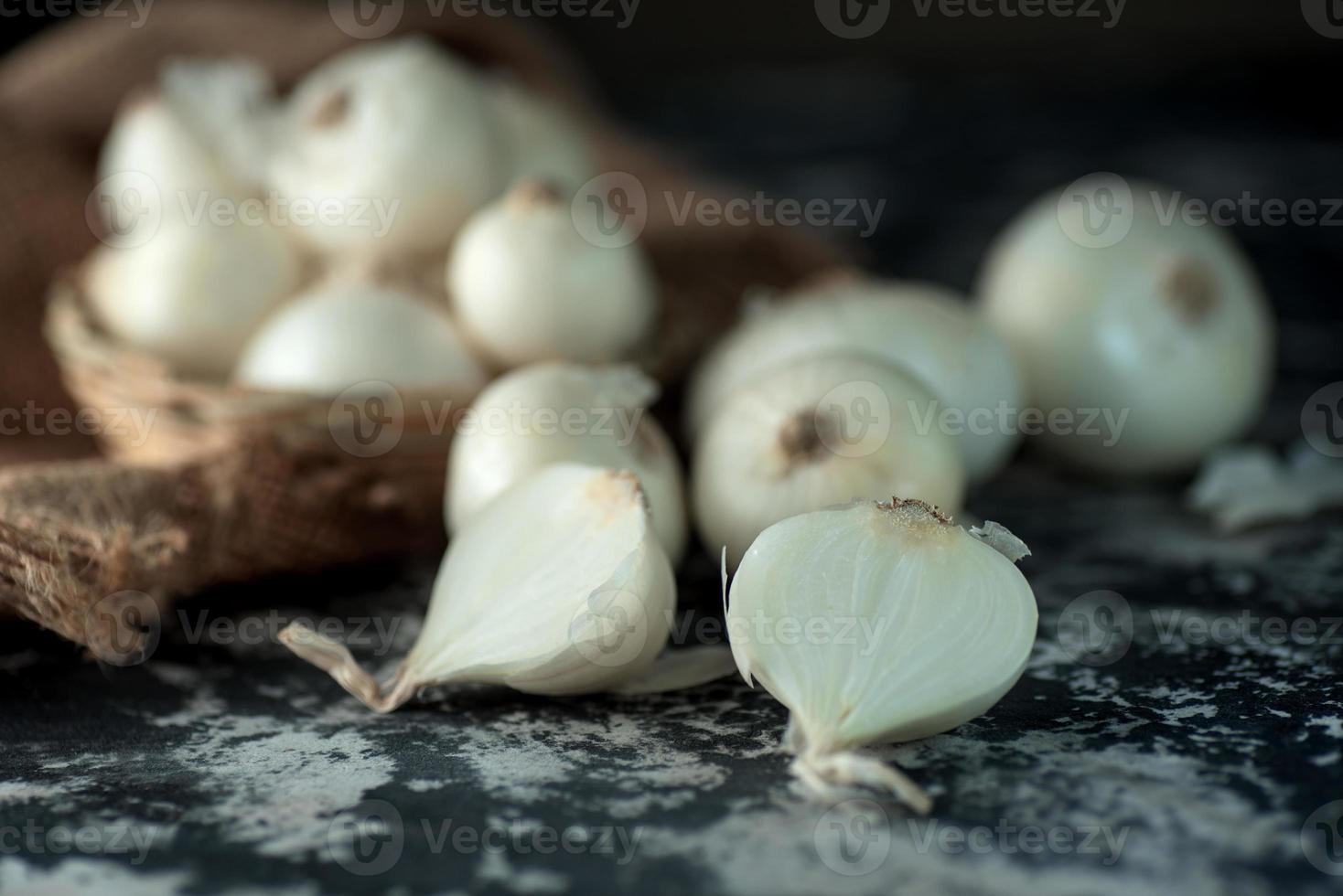 lök på texturerad bakgrund. matingredienser. foto