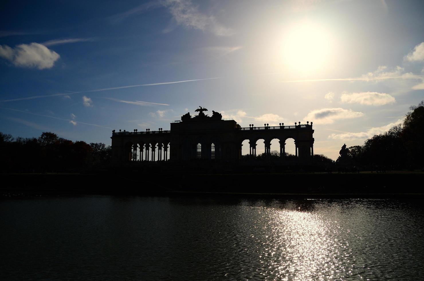 gloriette av slottet i Wien och solen foto