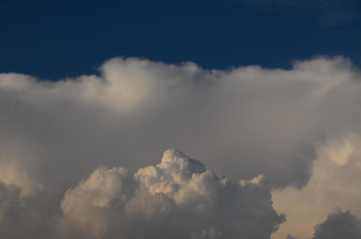 vackra moln på himlen foto