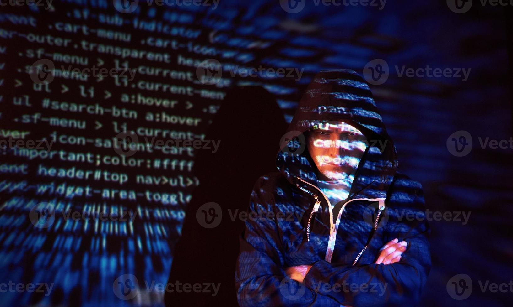 cyberattack med oigenkännlig hackare med huva med virtuell verklighet, digital glitch-effekt foto