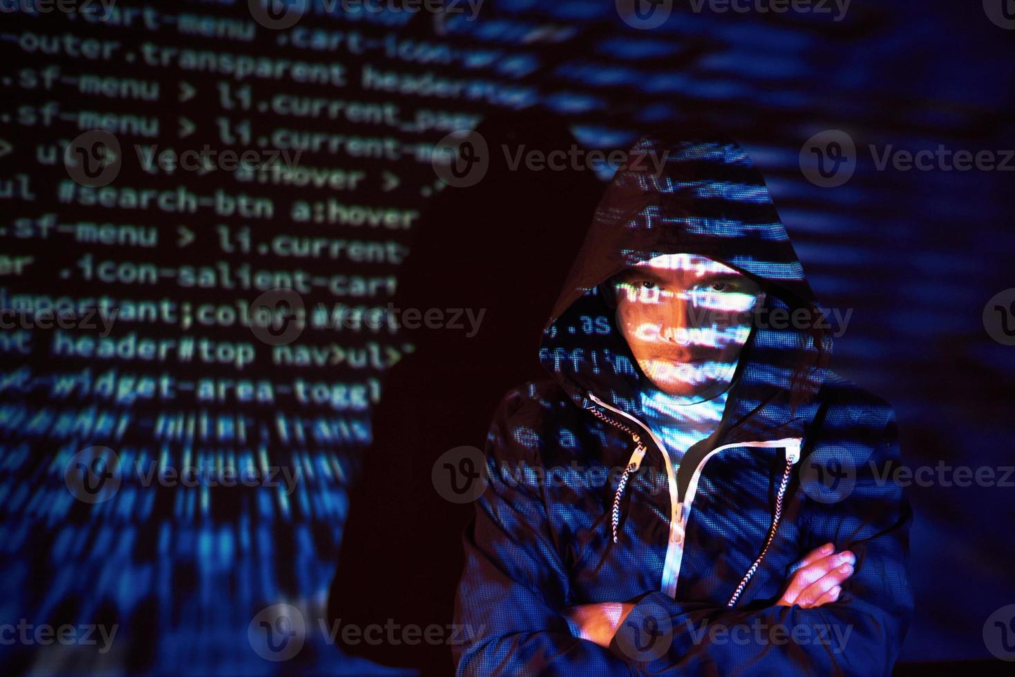cyberattack med oigenkännlig hackare med huva med virtuell verklighet, digital glitch-effekt foto