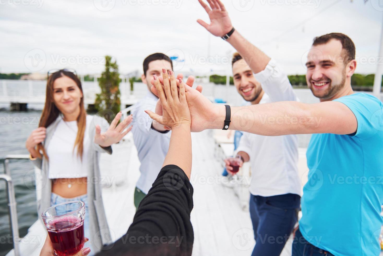 vänner gratulerar sin vän på födelsedagen foto