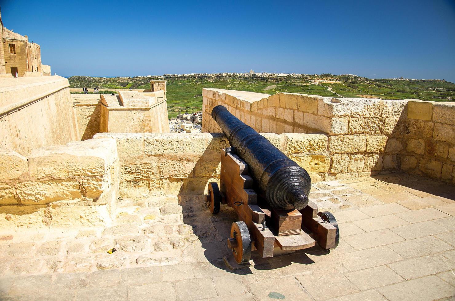 ön gozo, malta - 12 mars 2017 kanon på väggarna i det gamla medeltida slottet i cittadella torn, även känt som citadellet, castello i staden victoria rabat foto