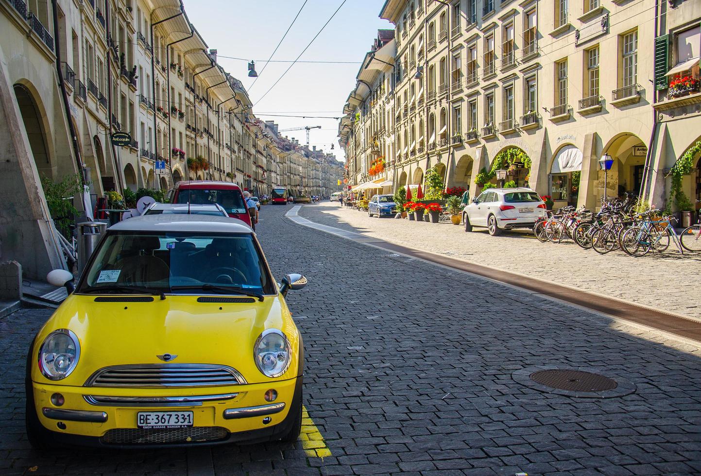 bern, schweiz - 13 september 2016 gatuvy av kramgasse med gul bil i förgrunden i gamla stan i bern city, schweiz foto