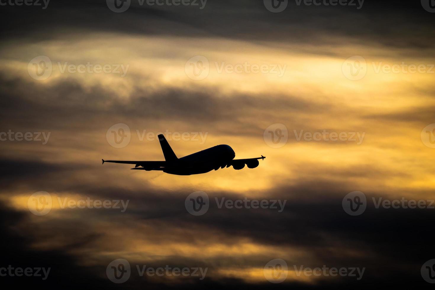 passagerarplan som flyger. flygplan i himlen. flygplan lyfter i solnedgången. foto