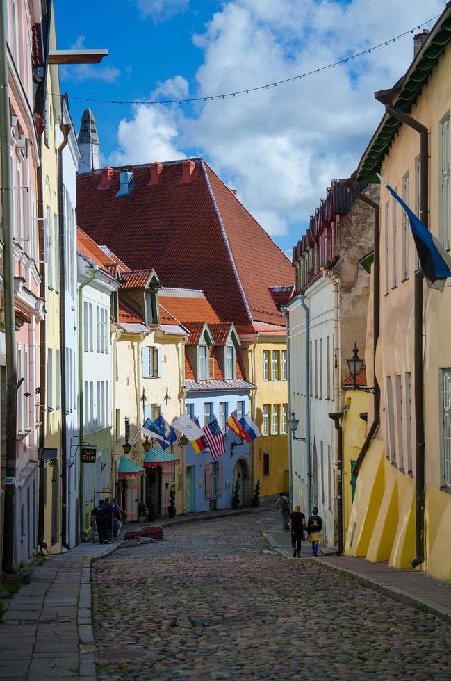 tallinn, estland - 15 augusti 2016 medeltida gator i gamla stan i tallinn med vackra färgglada byggnader, estland foto
