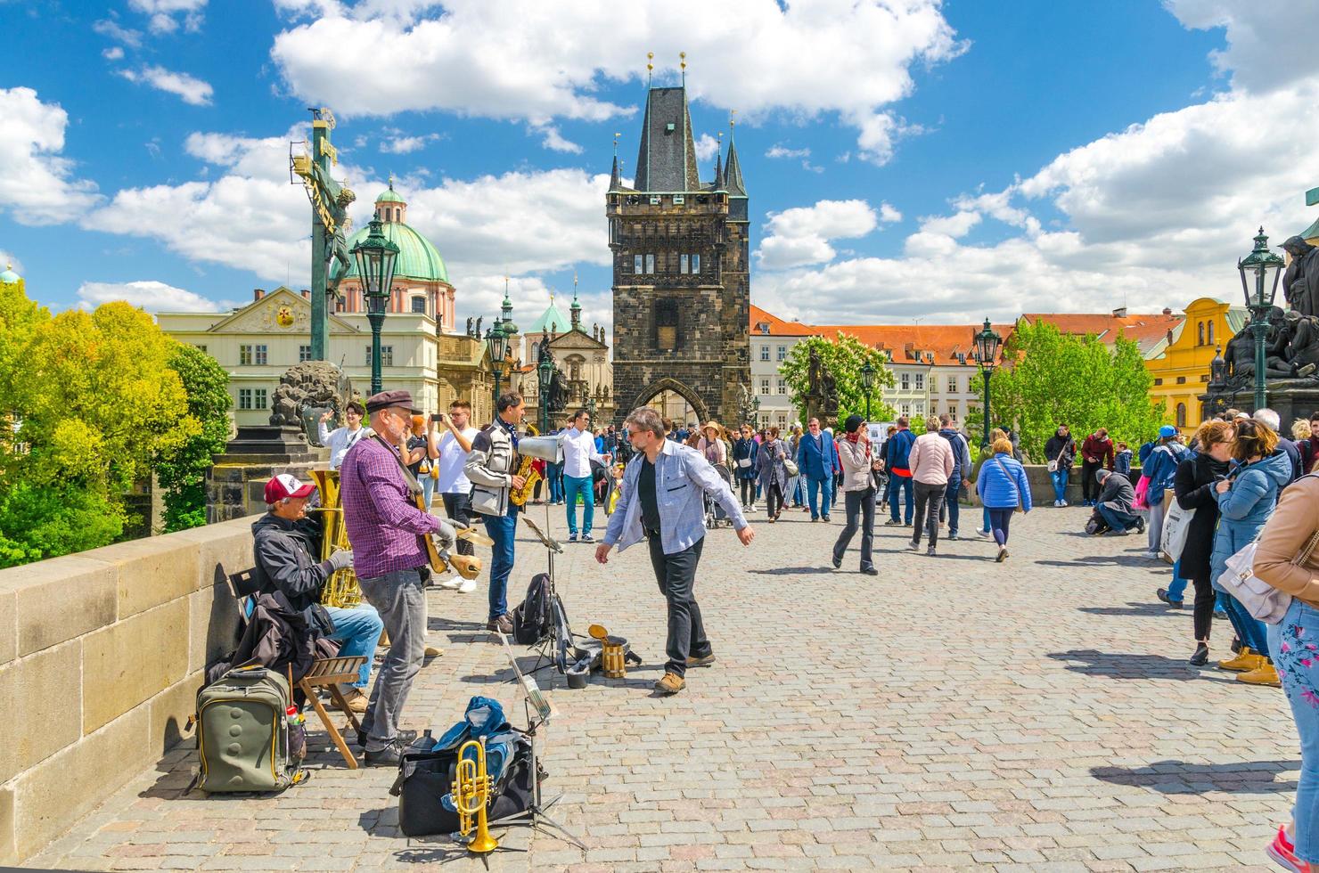 Prag, Tjeckien, 13 maj 2019 gatumusiker spelar sina instrument och folk går foto