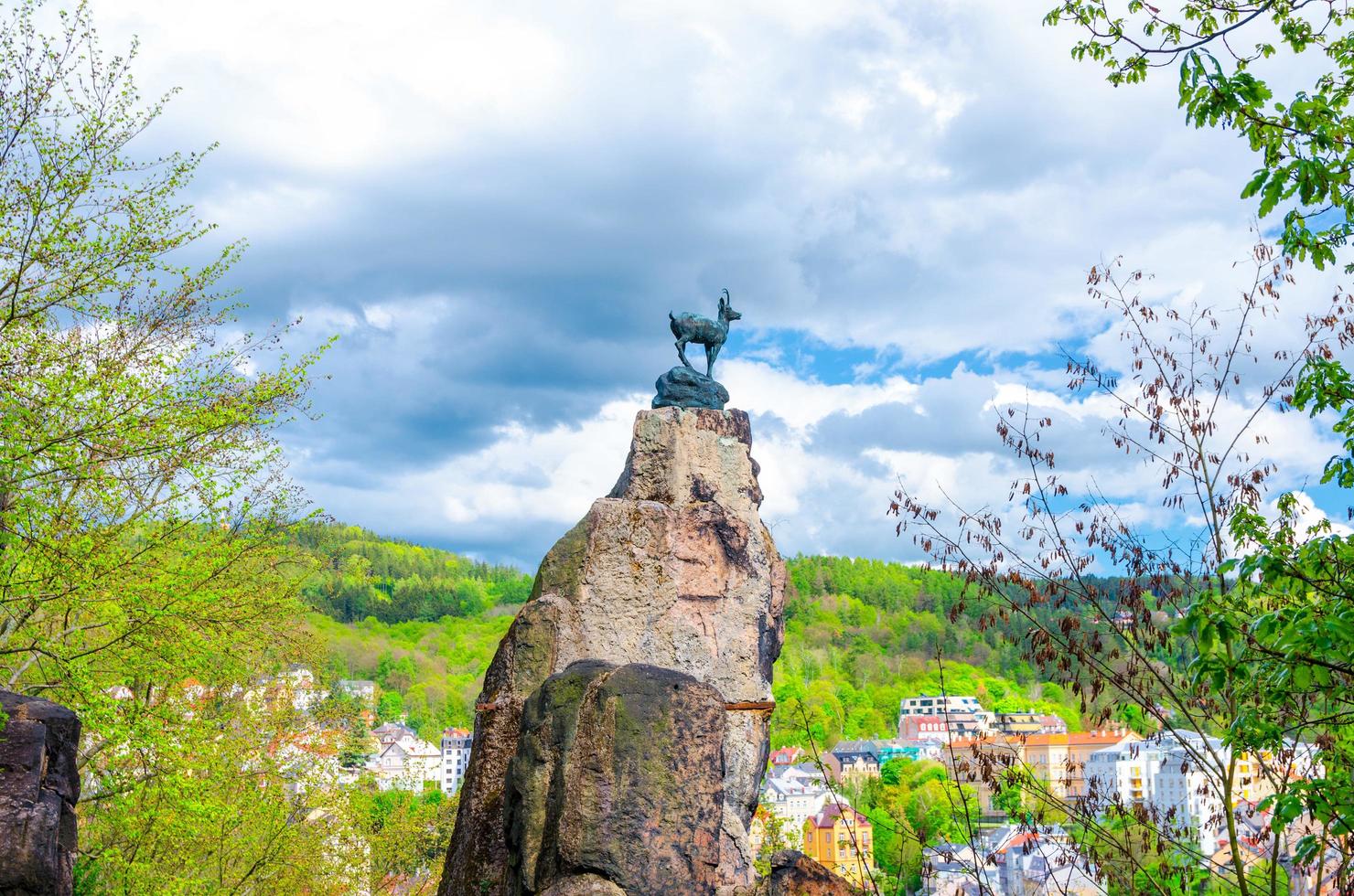 sämsk staty socha kamzika vid rådjur hoppa jeleni skok lookout med karlovy variera foto