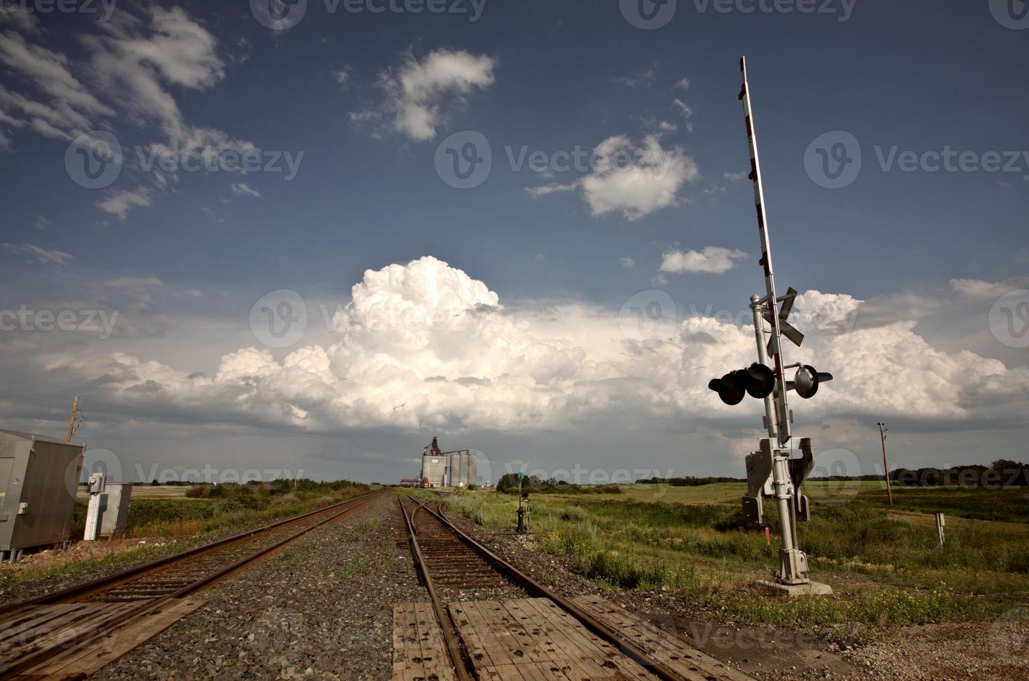 stormmoln över saskatchewan kornterminal foto