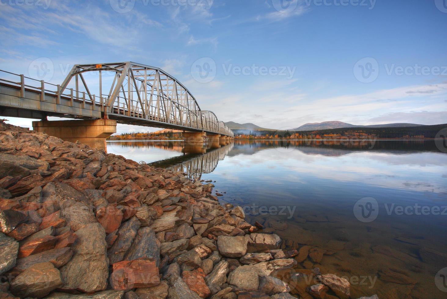 teslin lake bridge på alaska highway foto