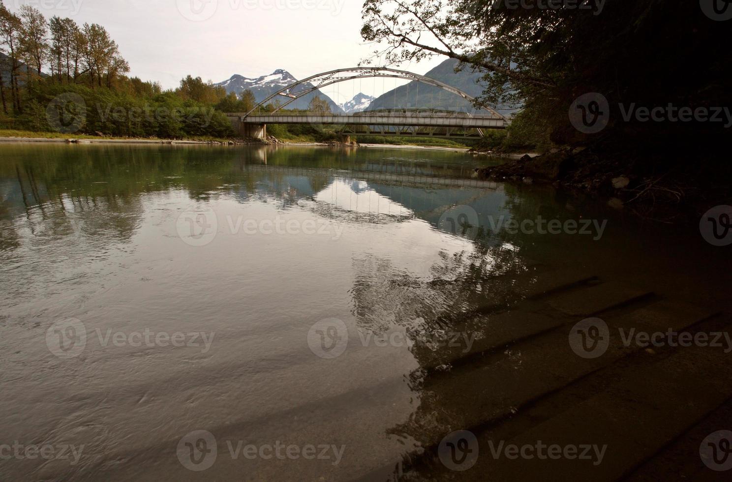 reflektioner över floden skeena i brittisk columbia foto