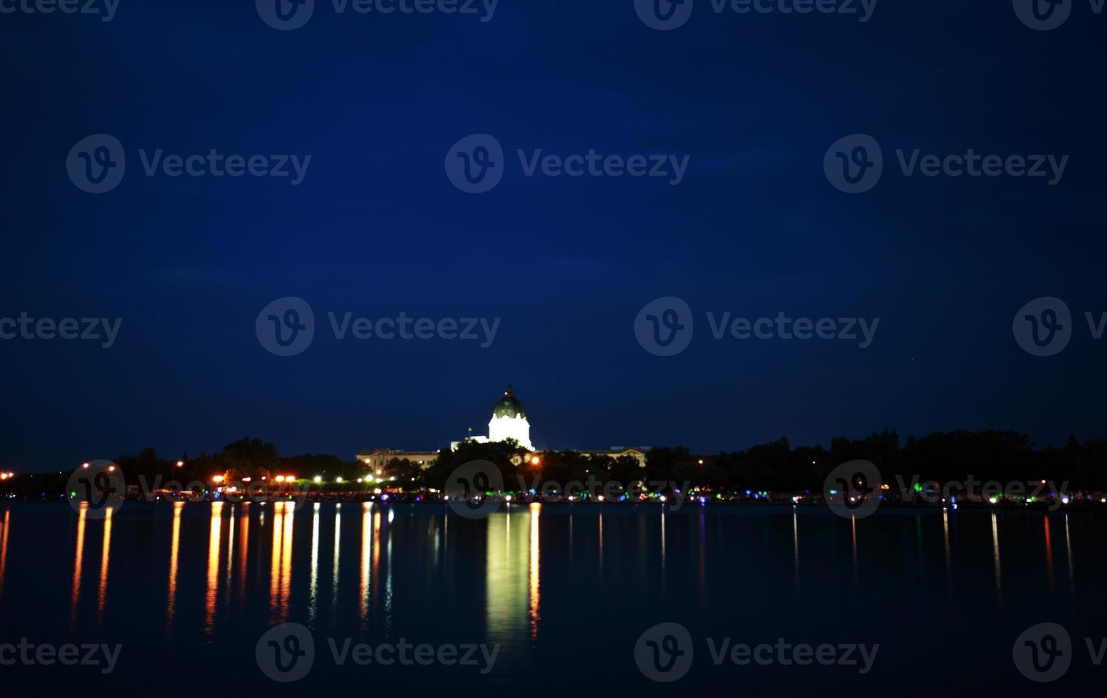 ljusreflektioner över wascanasjön foto