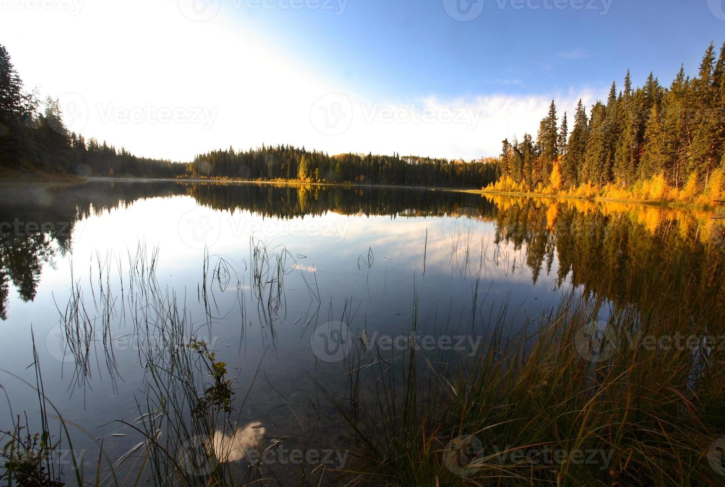 vattenreflektion vid jade lake i norra saskatchewan foto