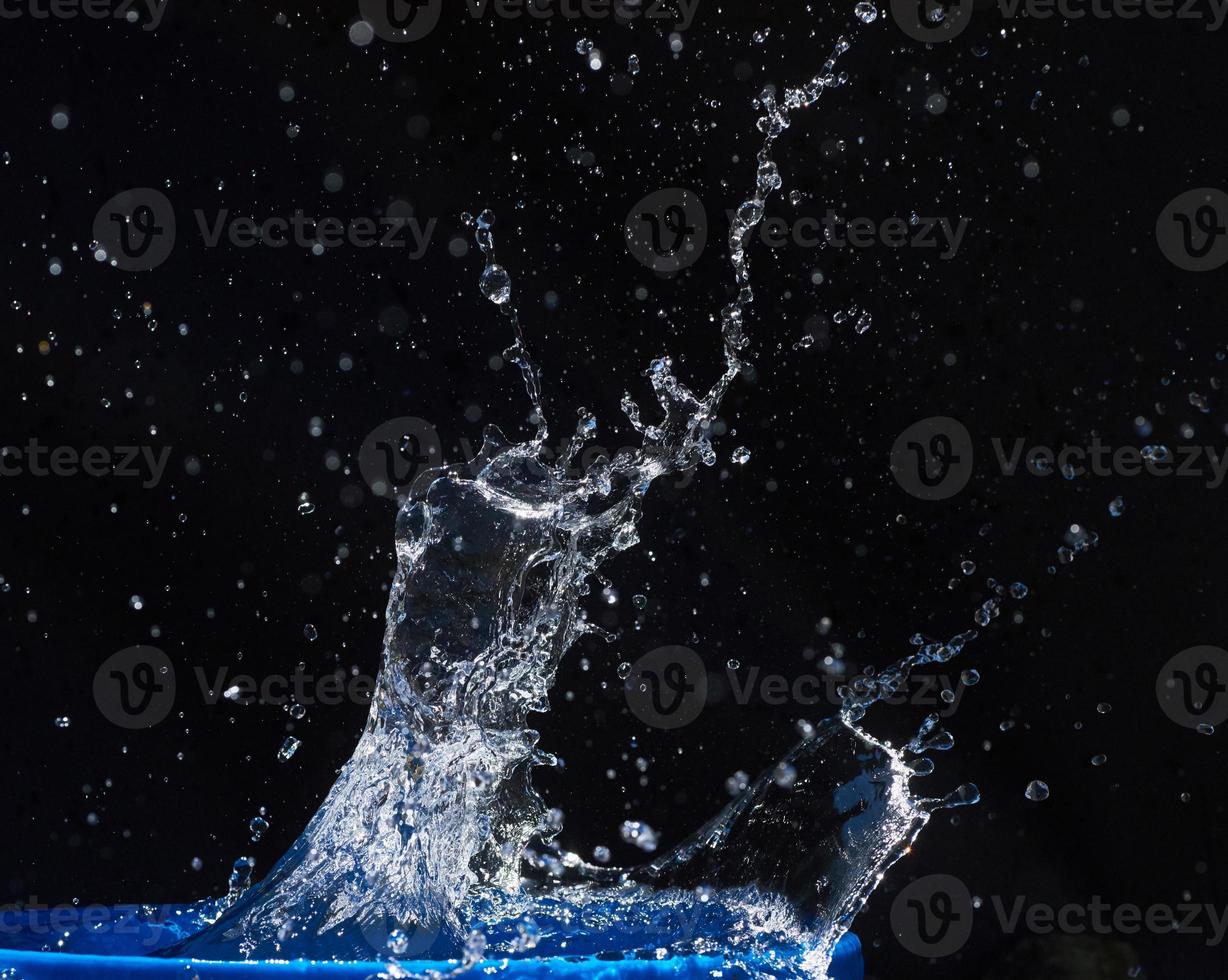 blå vattendroppar faller ner. foto