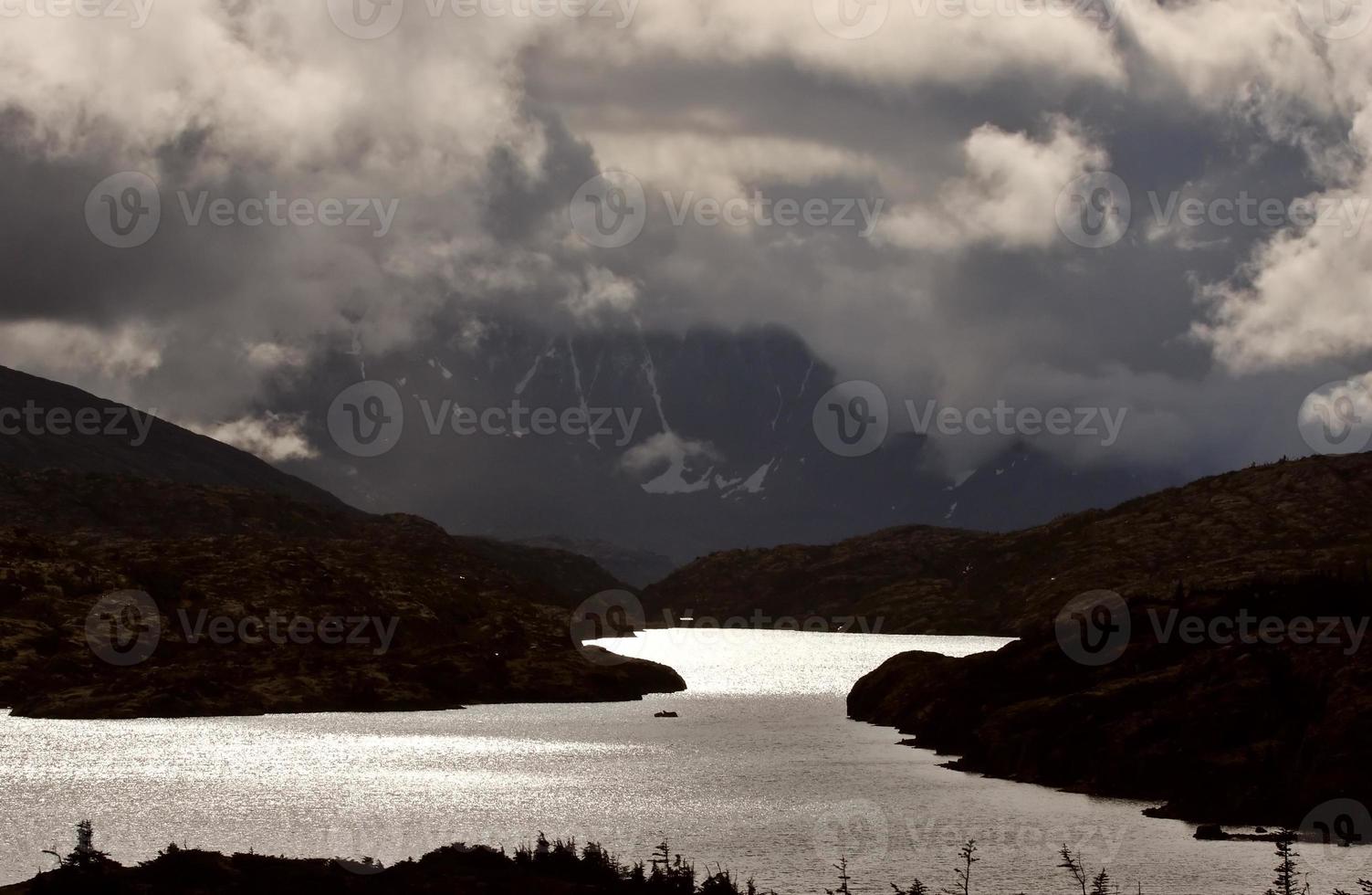 låga moln över bergen vid skeena floden f.Kr foto