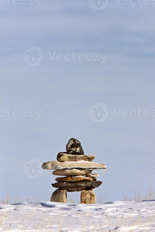 inukshuk i vinter Kanada foto