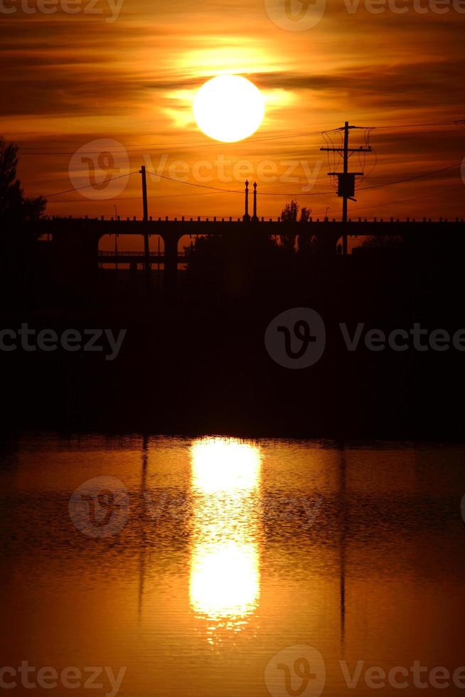 soluppgången reflekteras av vatten i saskatchewan foto