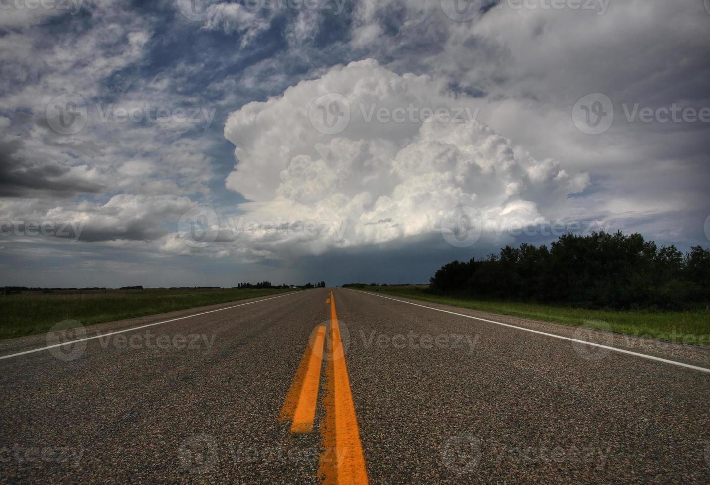 stormmoln nerför en saskatchewan motorväg foto