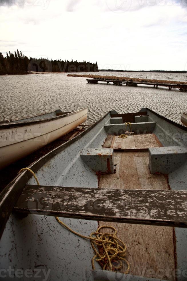 dockad fiskebåt vid örtsjölandning foto