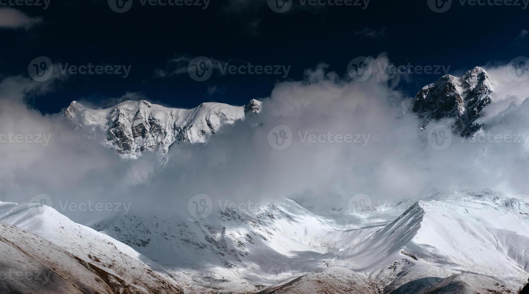 Hick dimma på bergspasset goulet. georgia, svaneti. Europa. Kaukasus bergen foto