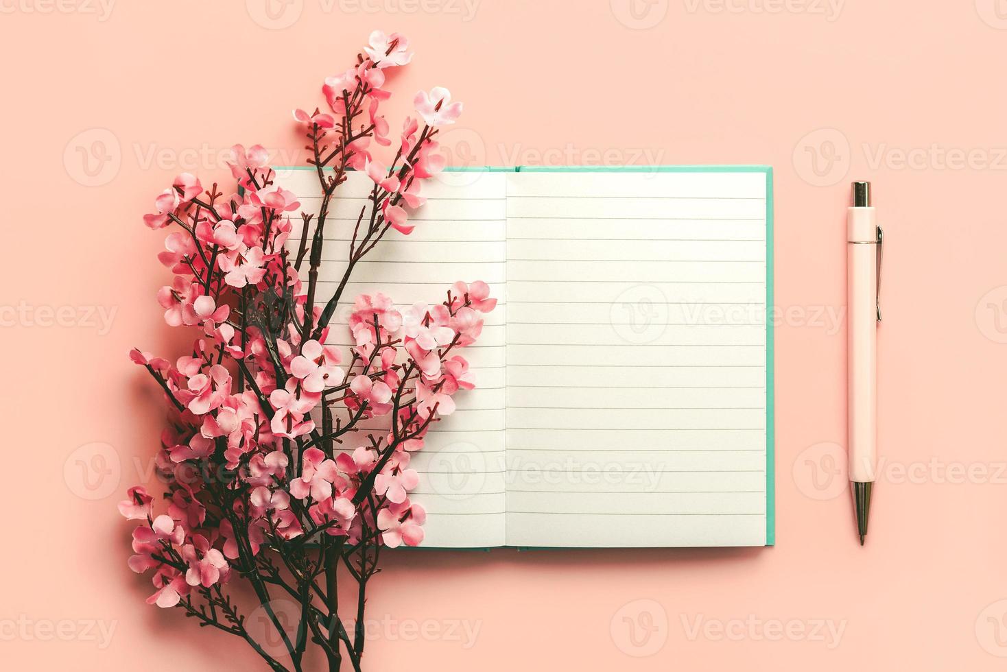 ovanifrån av tom journal öppen med kopia utrymme, rosa penna och mandelblommor foto