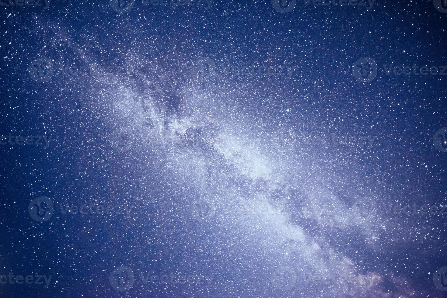 pulserande natthimmel med stjärnor och nebulosa och galax. deep sky astrofoto foto